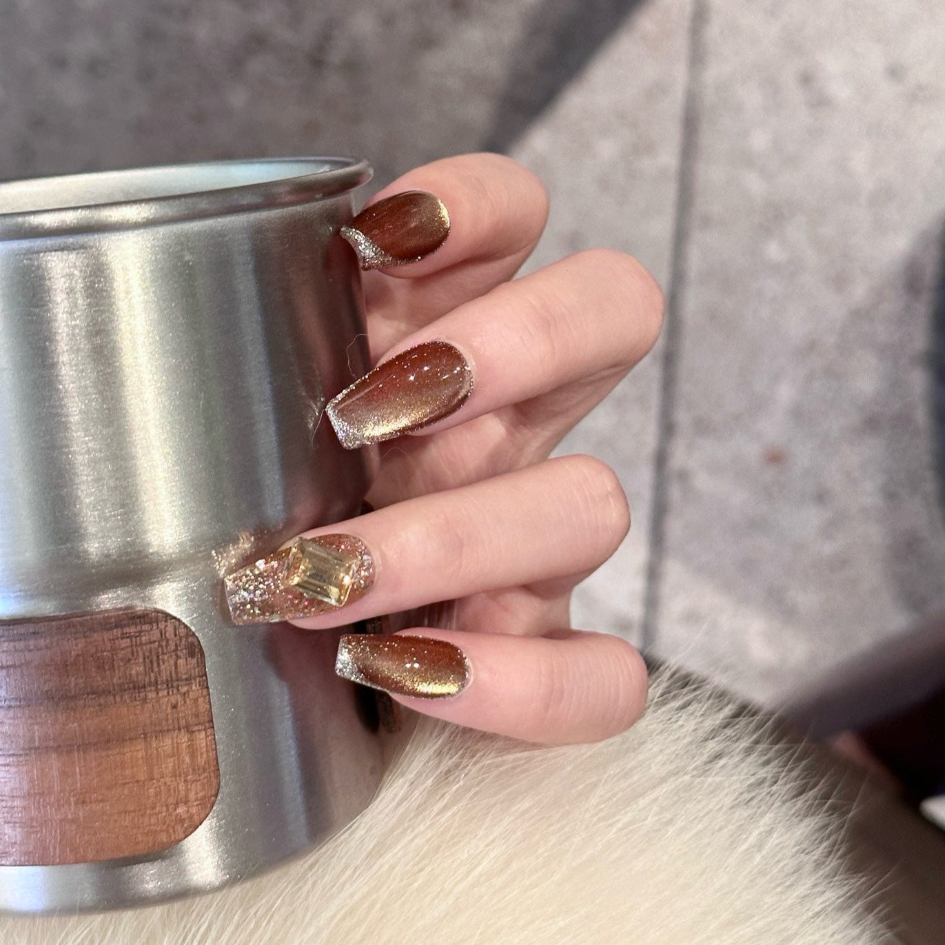 Ignite your style with Golden Amber Press-On Nails, a luxurious blend of rich amber, shimmering gold, and dazzling crystal accents. This set features a stunning cat-eye effect that shifts with the light, creating a radiant glow reminiscent of molten gold. Enhanced with sparkling glitter tips and bold gemstone embellishments, Golden Amber adds a touch of opulence and elegance to any look.
