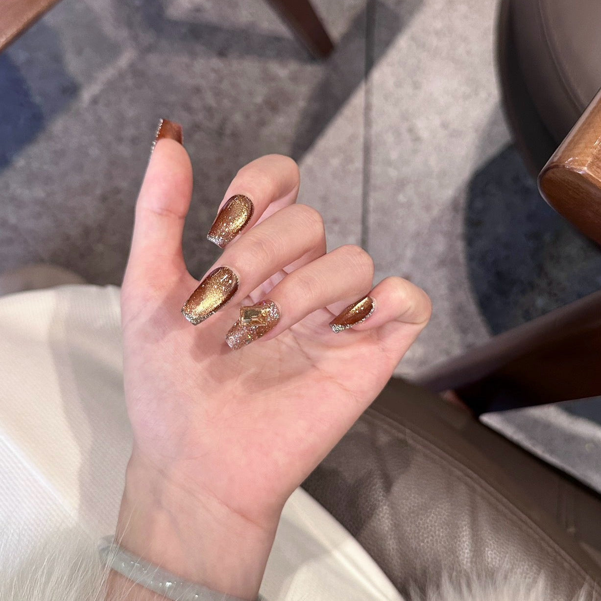 Ignite your style with Golden Amber Press-On Nails, a luxurious blend of rich amber, shimmering gold, and dazzling crystal accents. This set features a stunning cat-eye effect that shifts with the light, creating a radiant glow reminiscent of molten gold. Enhanced with sparkling glitter tips and bold gemstone embellishments, Golden Amber adds a touch of opulence and elegance to any look.