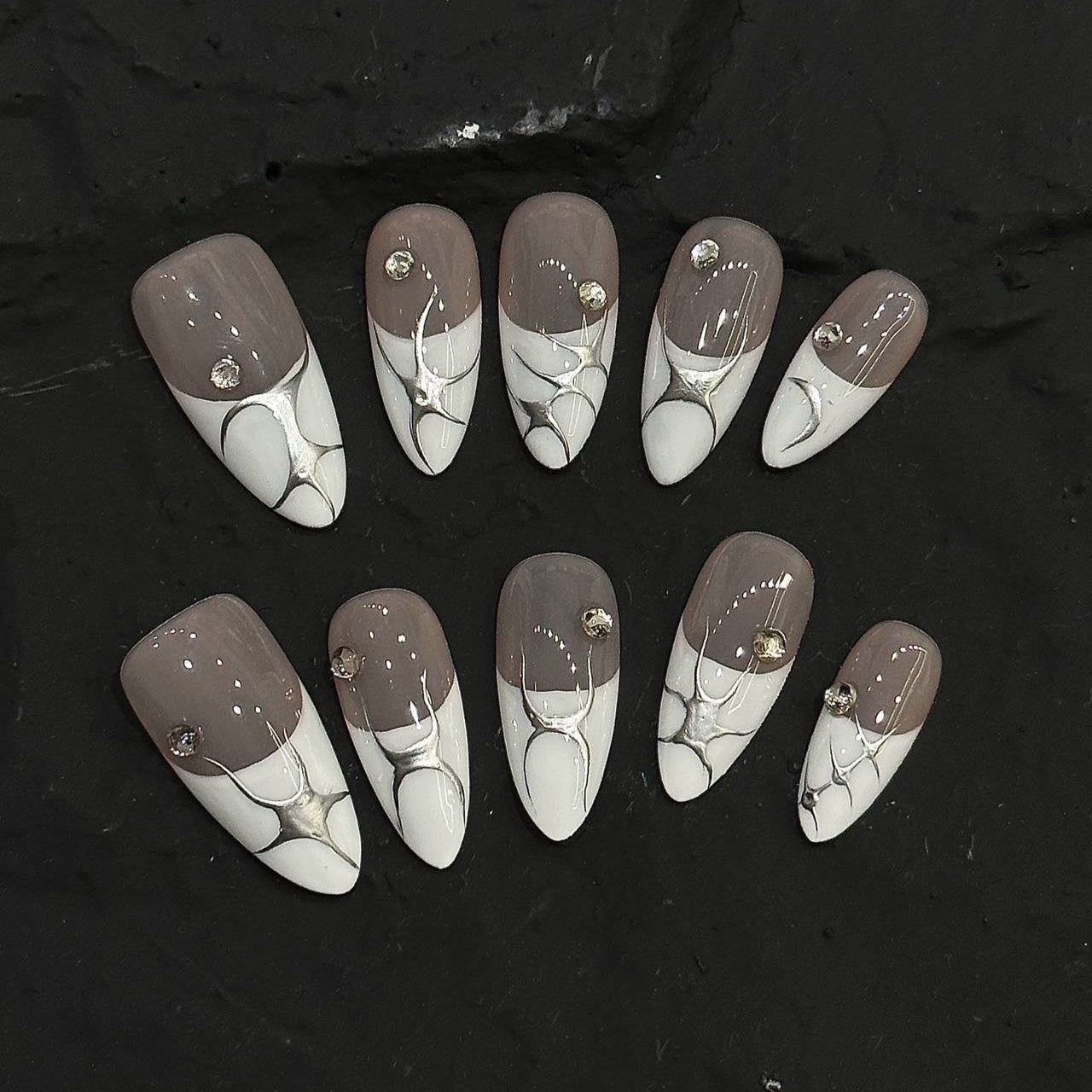 Luxe Marble Frost Press-On Nails bring together elegant marble artistry and sophisticated nude tones to create a modern and chic look. Featuring a French tip design with delicate white marble veins intertwined with silver accents and crystal embellishments, these nails exude a luxurious and refined aesthetic.